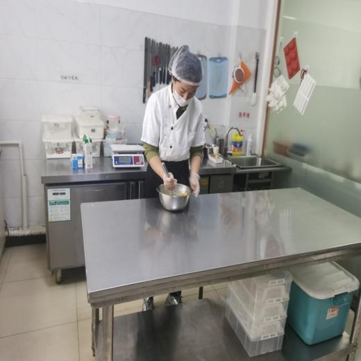 周末覓食避雷指南 新區飯店后廚內幕大揭秘，廚房加工暗藏危機